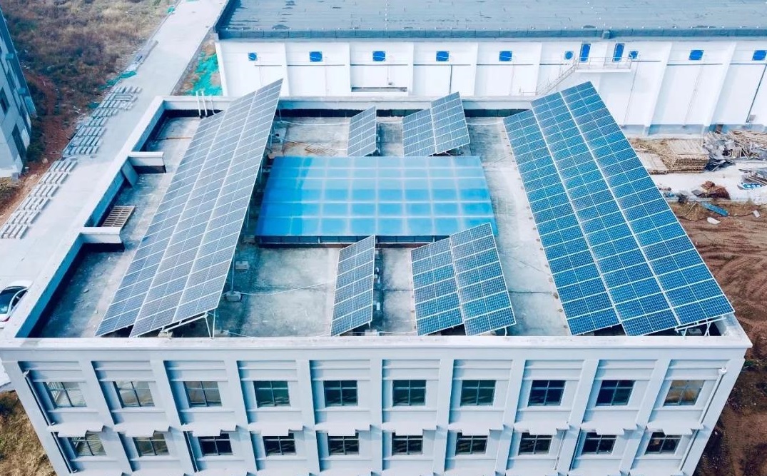 面粉廠屋頂用上太陽能發電，環保節能享收益，雙贏！